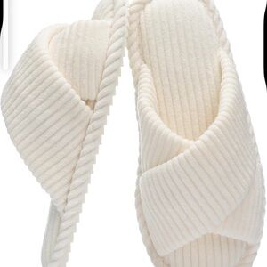 NWOT Cozy Cream Women's Slippers